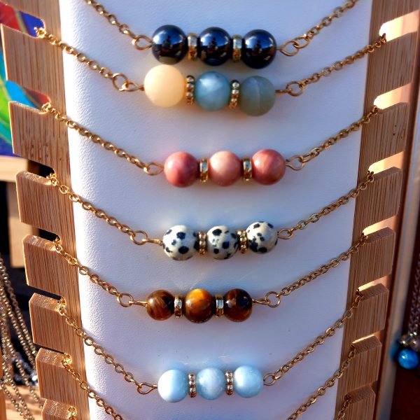 COLLIER EN PIERRE NATURELLE SUR CHAINE INOX DOREE