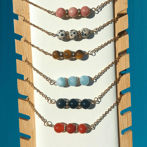 collier pierre naturelle en acier inoxydable orné de 3 perles en pierres naturelles en son centre