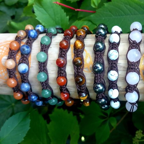 bracelet-macramé-pierre-naturelle-quartzrose-howlite-hematite-oeildetigre-cornaline-aventurineverte-sodalite-aventurineorange