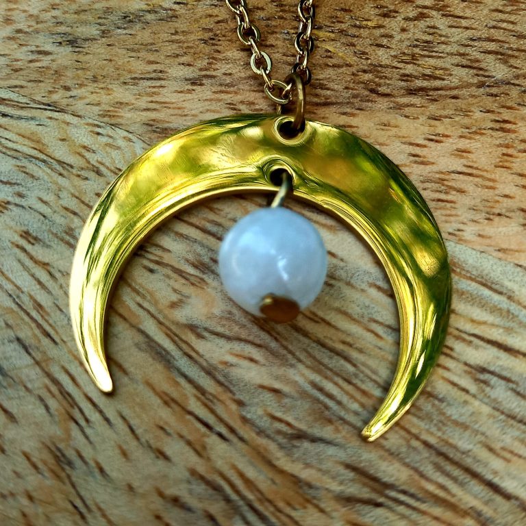 Collier pierre de lune et croissant de lune doré