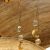 Boucles d’oreilles en cristal de roche et croissant de lune doré