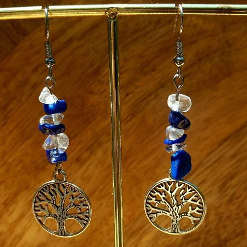 boucles d'oreille en lapis lazuli et cristal de roche avec une arbre de vie
