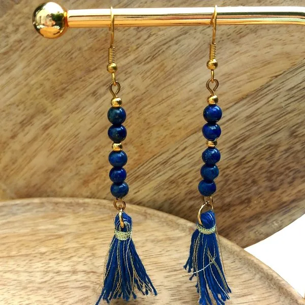 lame-agit-boucles-doreille-lapis-lazuli-ponpon (5) Boucles d’oreilles lapis-lazuli pompon doré