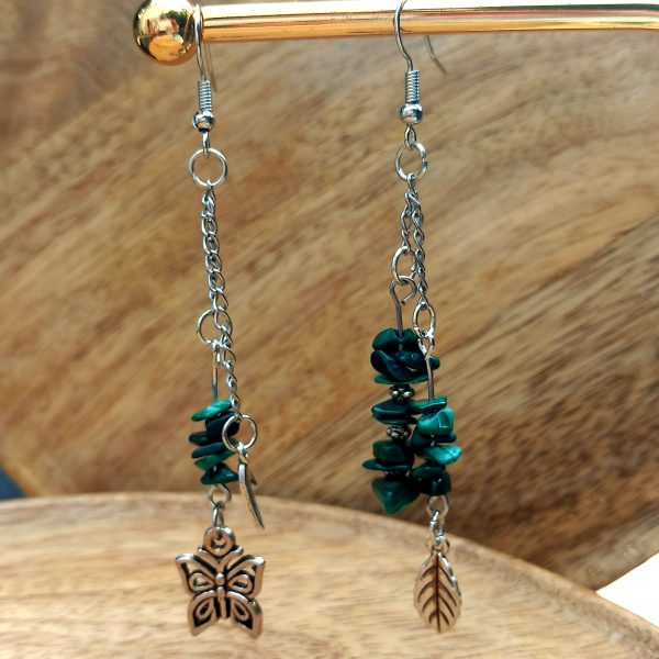 Boucles d’oreilles asymétriques en malachite avec papillon et feuille argentée