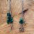 Boucles d’oreilles asymétriques en malachite avec papillon et feuille argentée