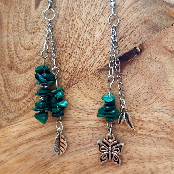 Boucles d’oreilles asymétriques en malachite avec papillon et feuille argentée