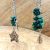 Boucles d’oreilles asymétriques en malachite avec papillon et feuille argentée