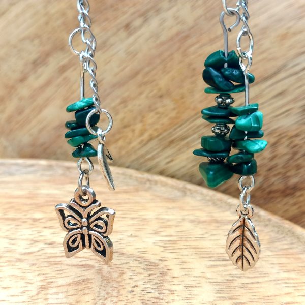 Boucles d’oreilles asymétriques en malachite avec papillon et feuille argentée