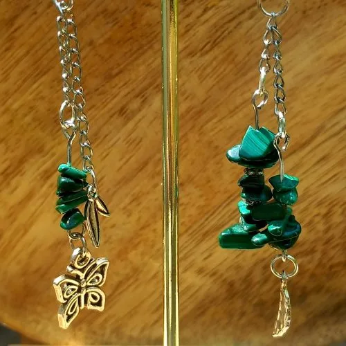 Boucles d’oreilles asymétriques en malachite avec papillon et feuille argentée