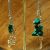 Boucles d’oreilles asymétriques en malachite avec papillon et feuille argentée