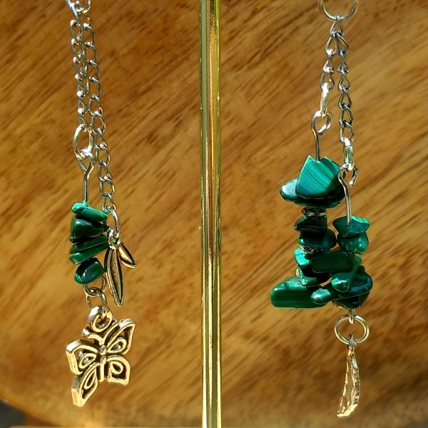 Boucles d’oreilles asymétriques en malachite avec papillon et feuille argentée