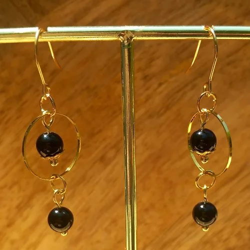 Boucles d’oreille en onyx avec cercle doré