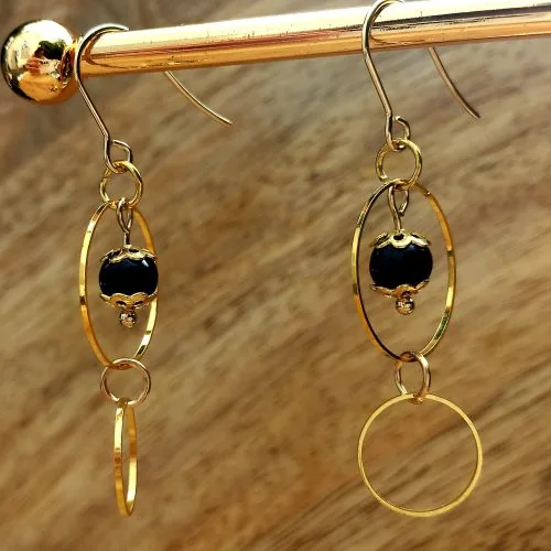 Boucles d’oreilles en onyx noir avec cercles dorés