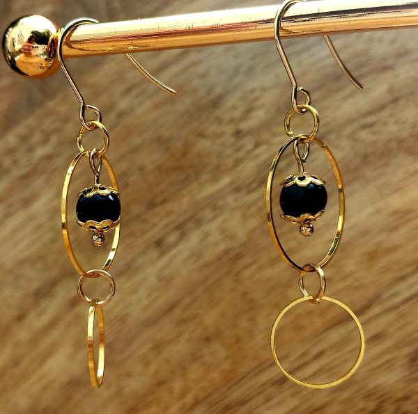 Boucles d’oreilles en onyx noir avec cercles dorés