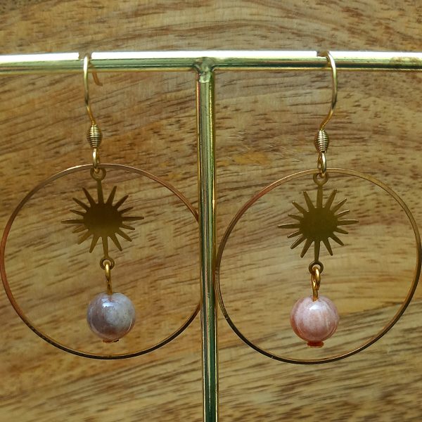 Boucles d’oreilles dorées en pierre de soleil avec pendentif soleil – fait main