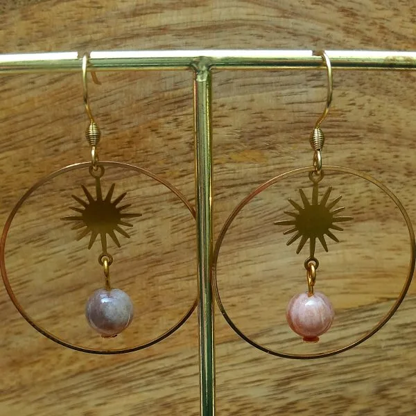 lame-agit-boucles-doreille-pierre-de-soleil (1) Boucles d’oreilles dorées en pierre de soleil avec pendentif soleil – fait main