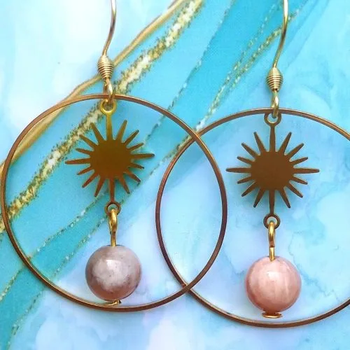 Boucles d’oreilles dorées en pierre de soleil avec pendentif soleil – fait main