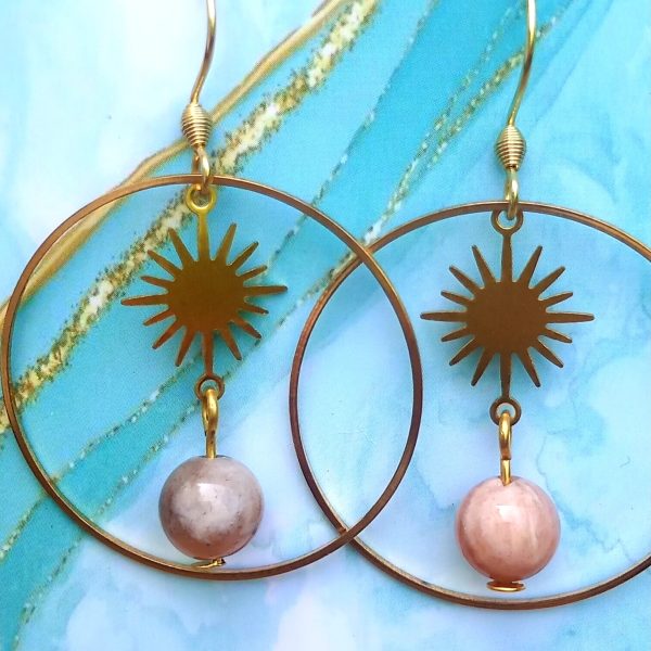 Boucles d’oreilles dorées en pierre de soleil avec pendentif soleil – fait main