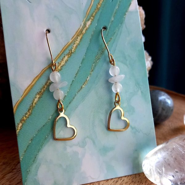 Boucles d’oreilles en quartz rose avec pendentif cœur doré – fait main