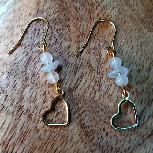 Boucles d’oreilles en quartz rose avec pendentif cœur doré – fait main