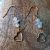 Boucles d’oreilles en quartz rose avec pendentif cœur doré – fait main