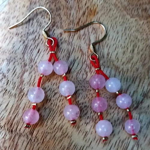 boucle d'oreille en quartz-rose sur fil nylon rouge