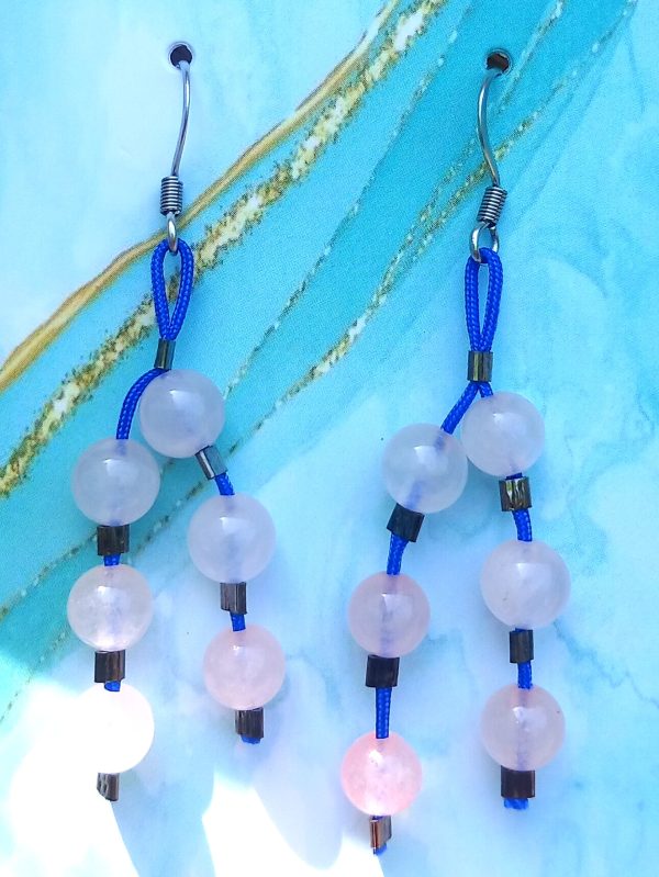 boucle d'oreille en quartz-rose sur fil nylon bleu