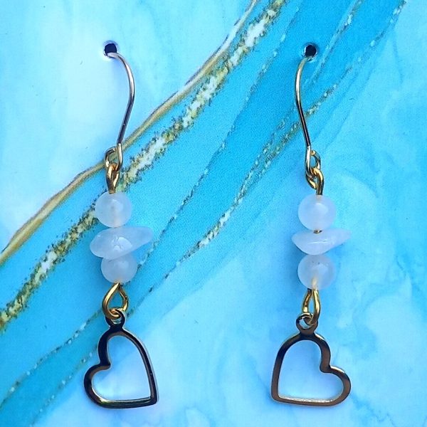Boucles d’oreilles en quartz rose avec pendentif cœur doré – fait main