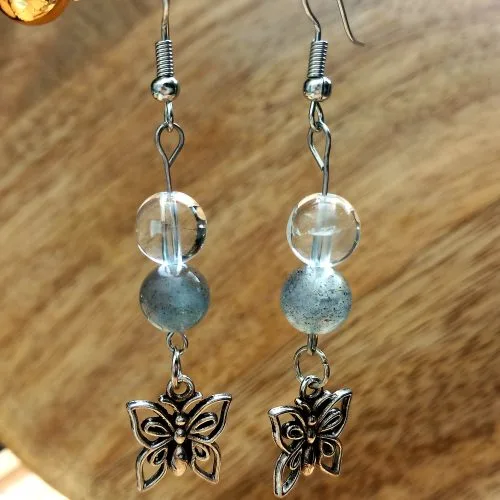 boucle d'oreille en labradorite et cristal de roche avec un papillon couleur argenté