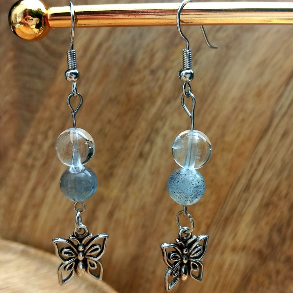 boucle d'oreille en labradorite et cristal de roche avec un papillon couleur argenté