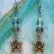 lame-agit-boucles-doreille-quartz-rose-cristal-de-roche-labradorite (7) boucle d'oreille en labradorite et cristal de roche avec un papillon couleur argenté