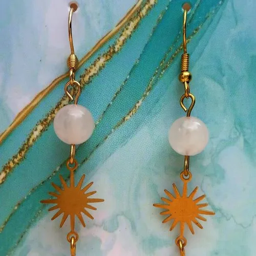 Boucles d’oreilles en quartz rose avec soleil doré – fait main