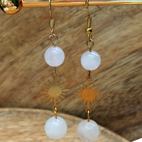 Boucles d’oreilles en quartz rose avec soleil doré – fait main