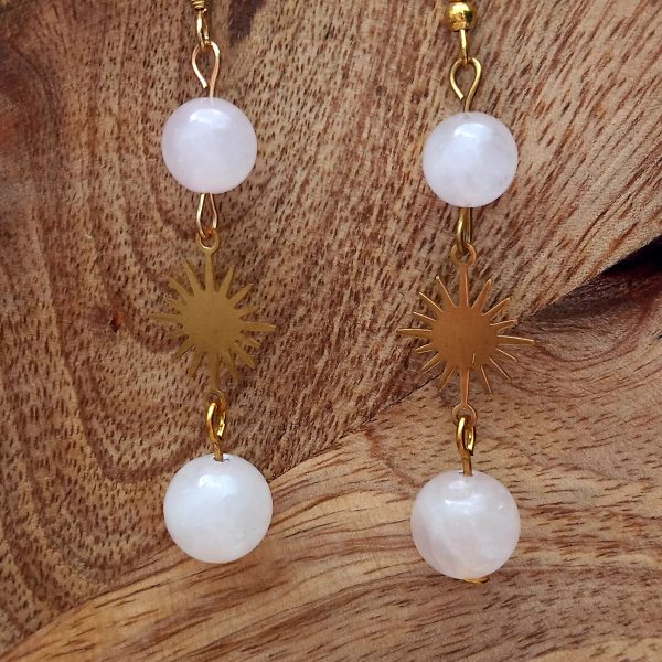 Boucles d’oreilles en quartz rose avec soleil doré – fait main