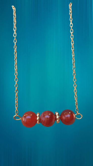 collier pierre naturelle cornaline en acier inoxydable orné de 3 perles en pierres naturelles en son centre