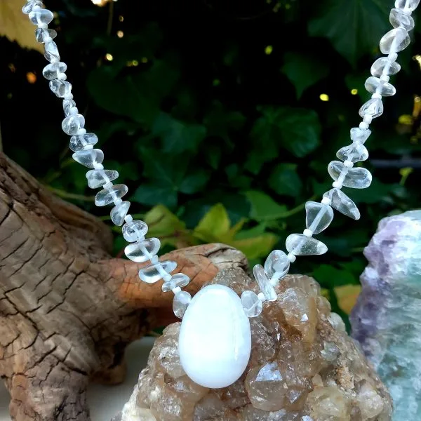 lame-agit-collier-pierre-naturelle-cristal-de-roche (3) collier en pierre naturelle en cristal de roche