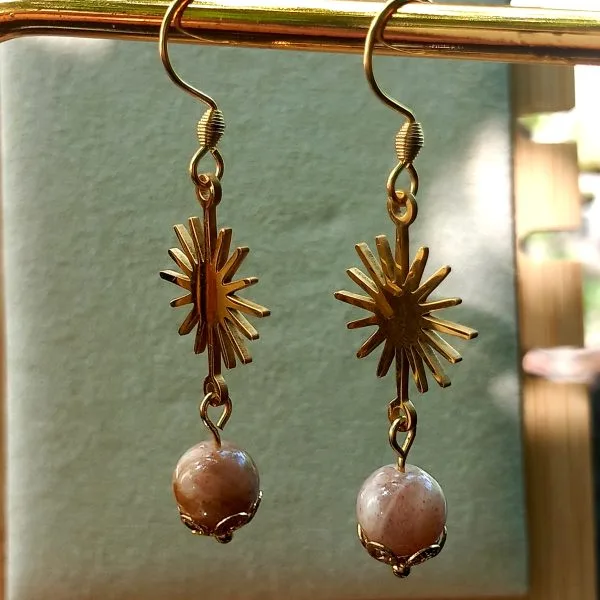 Boucles pierre de soleil et pendentif soleil doré