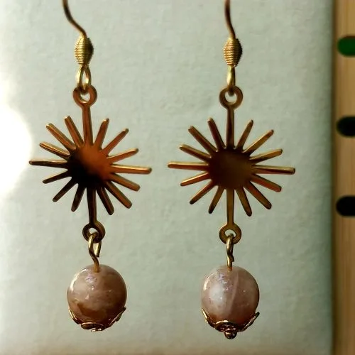 Boucles pierre de soleil et pendentif soleil doré