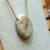 pendentif amazonite multicolore sur chaîne dorée