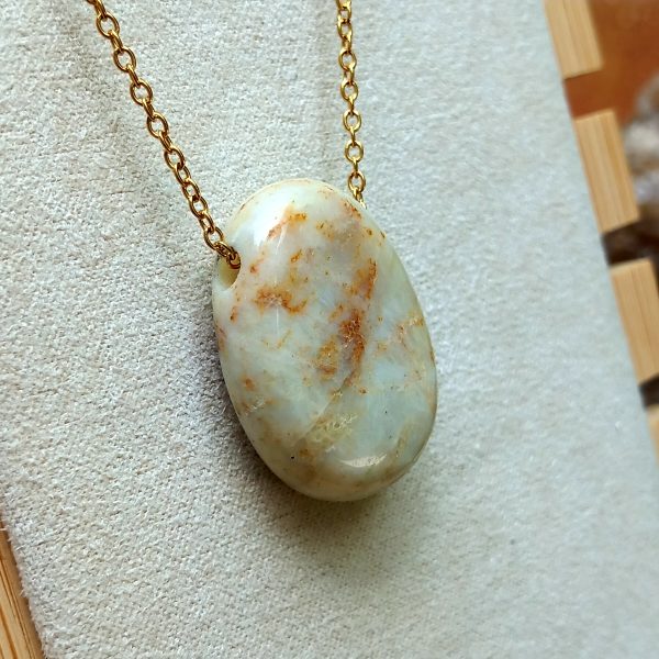 pendentif amazonite multicolore sur chaîne dorée