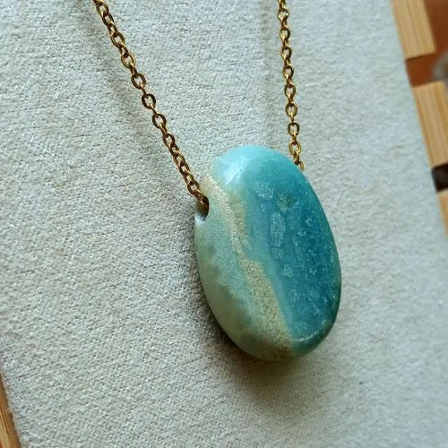 pendentif amazonite multicolore sur chaîne dorée