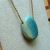 pendentif amazonite multicolore sur chaîne dorée