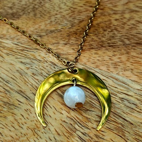 Collier pierre de lune et croissant de lune doré