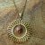 Collier doré avec pierre de soleil et pendentif soleil