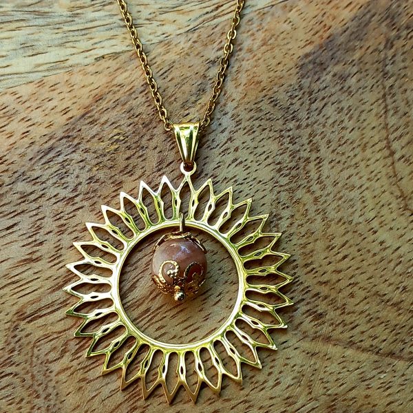 Collier doré avec pierre de soleil et pendentif soleil