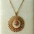 Collier doré avec pierre de soleil et pendentif soleil