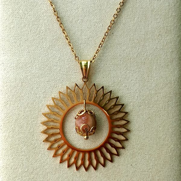 Collier doré avec pierre de soleil et pendentif soleil
