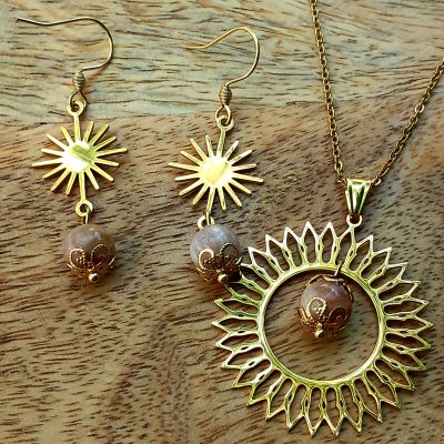 Collier doré avec pierre de soleil et pendentif soleil et boucle assortie