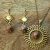 Collier doré avec pierre de soleil et pendentif soleil et boucle assortie