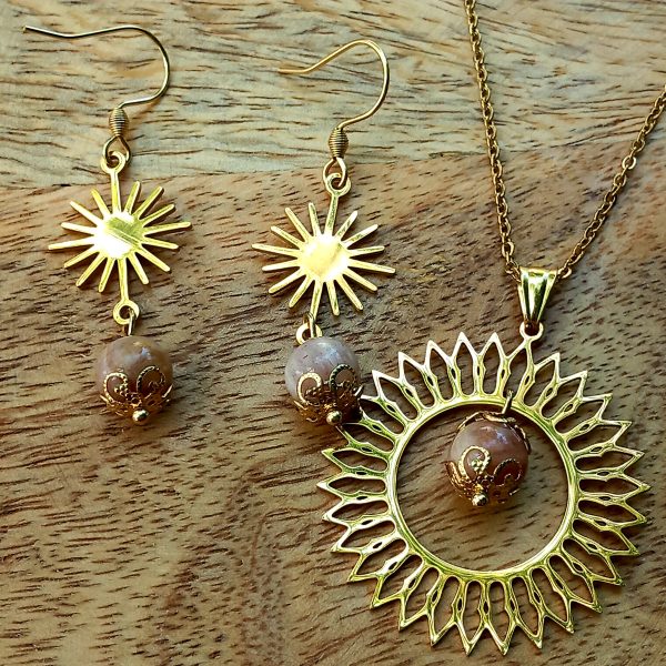 Collier doré avec pierre de soleil et pendentif soleil et boucle assortie